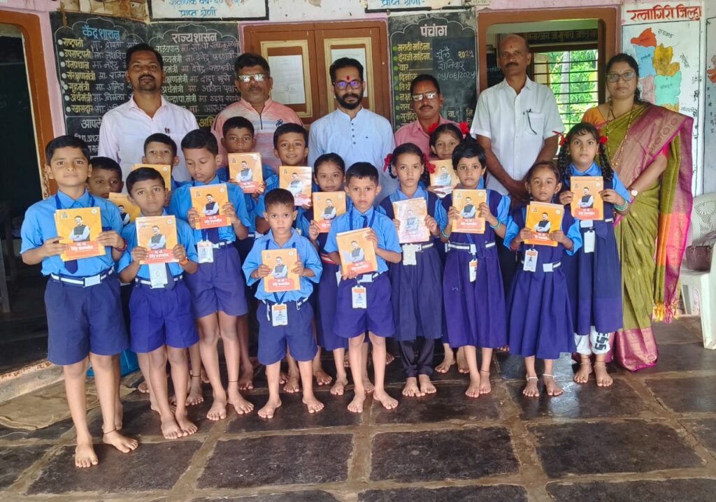 भाजपाच्यावतीने काताळे-पडवे ग्रामपंचायत कार्यक्षेत्रातील ९ शाळांमधील २८५ विद्यार्थ्यांना वह्यांचे वाटप महाराष्ट्राचे लाडके मुख्यमंत्री सन्मा. देवेंद्रजी फडणवीस यांच्या वाढदिवानिमित्ताने जि.प.आदर्श शाळा तवसाळ नं.१ येथे विद्यार्थ्यांना वह्यांचे वाटप करताना भाजपा माजी तालुकाध्यक्ष निलेश सुर्वे, काताळे ग्रामपंचायत सरपंच सौ प्रियंका सुर्वे, तालुका उपाध्यक्ष विनायक सुर्वे, शाळा व्यवस्थापन समिती अध्यक्ष जगदीश गडदे, भाजपाचे जेष्ठ कार्यकर्ते राजेश सुर्वे सहशिक्षक राठोड सर